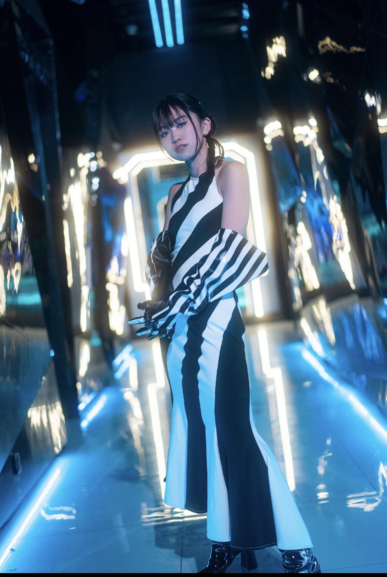 張天穎推出新歌《pick up your phone》,型格可愛路線兼行。