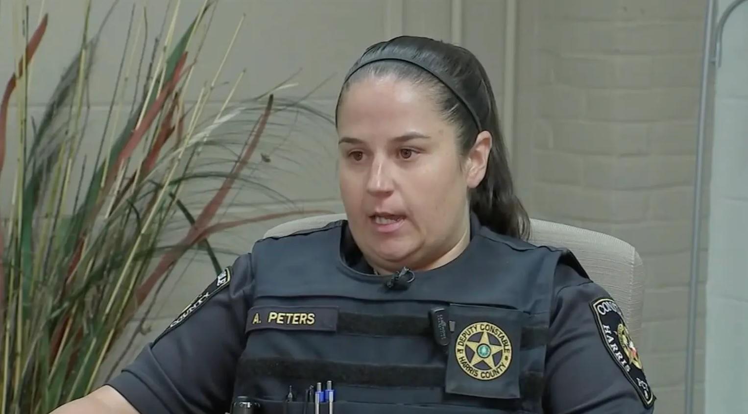 女警彼得斯講述事發情況。(互聯網)