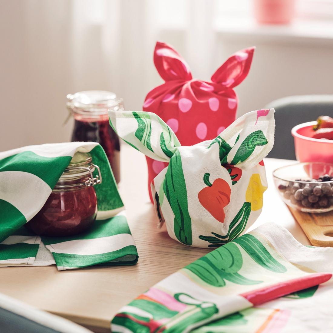 TABBERAS抹布 $34.9/4件裝 一套4款色彩斑斕的圖案款式,除了清潔廚房外,可用來包裹瓶罐,把自家製甜點美食當作禮物送給別人。