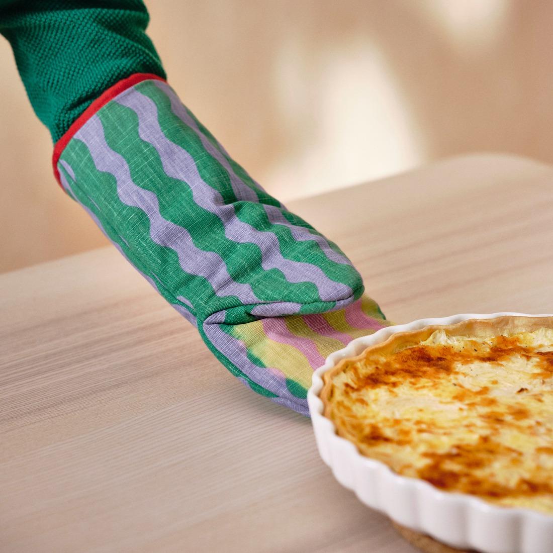 TABBERAS隔熱手套 $59.9 手套使用聚酯夾層材質提供良好隔熱效果,更選用遇熱變色物料,提醒廚房器具的表面溫度,以防被燙傷。