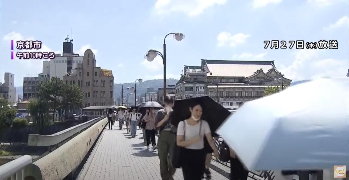 日本熱浪,京都市民出外時撐傘。(互聯網)