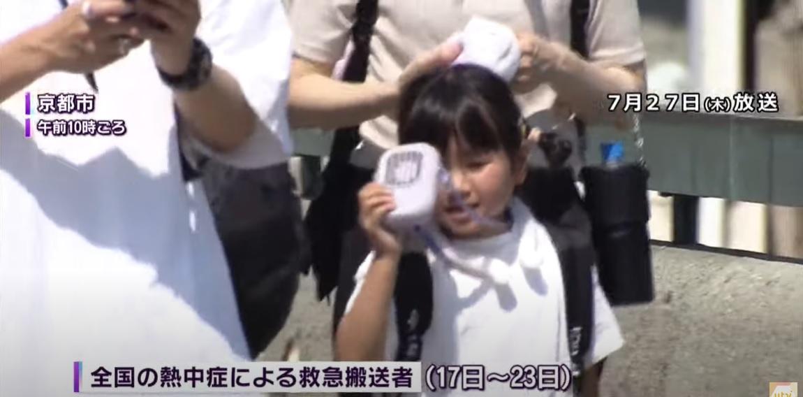 日本熱浪,京都女孩用電風扇降溫。(互聯網)