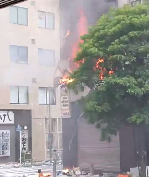 東京新橋有大廈發生爆炸及起火。(影片截圖)