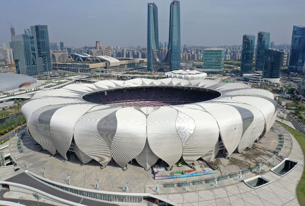 杭州亞運會的開幕禮和閉幕禮,將在錢塘江畔的「杭州奧體中心體育場」舉行。這座場館因外部擁有28片鋼結構的「花瓣」,俗稱為「大蓮花」。(圖片來源:視覺中國)