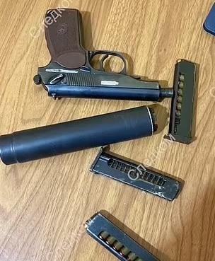 俄羅斯調查委員會發布疑犯被捕片段,可見檢獲手槍和彈藥。(互聯網)