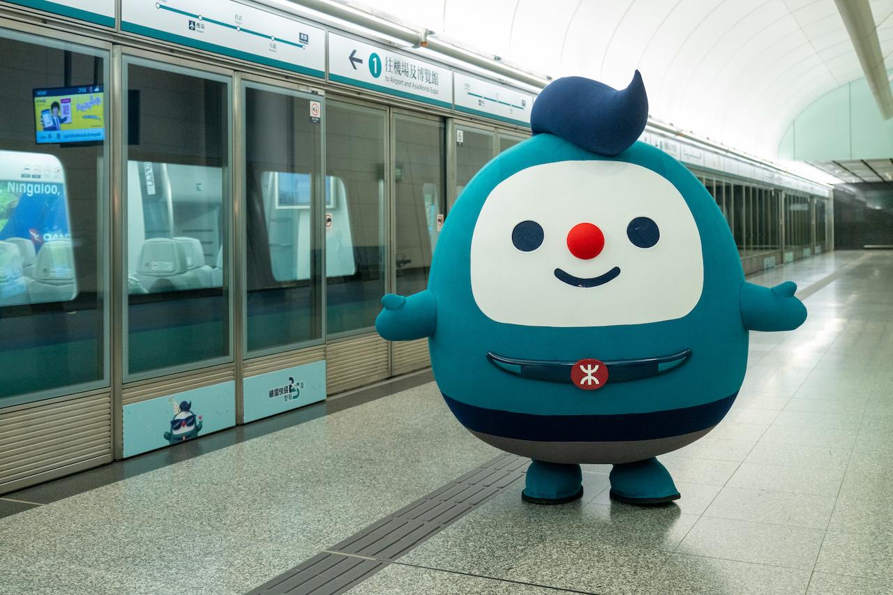 機鐵仔繼續快閃現身,於7月28日及8月11日下午3時至5時分別出現機場快綫青衣站及香港站,派發青衣站及香港站的紀念襟章