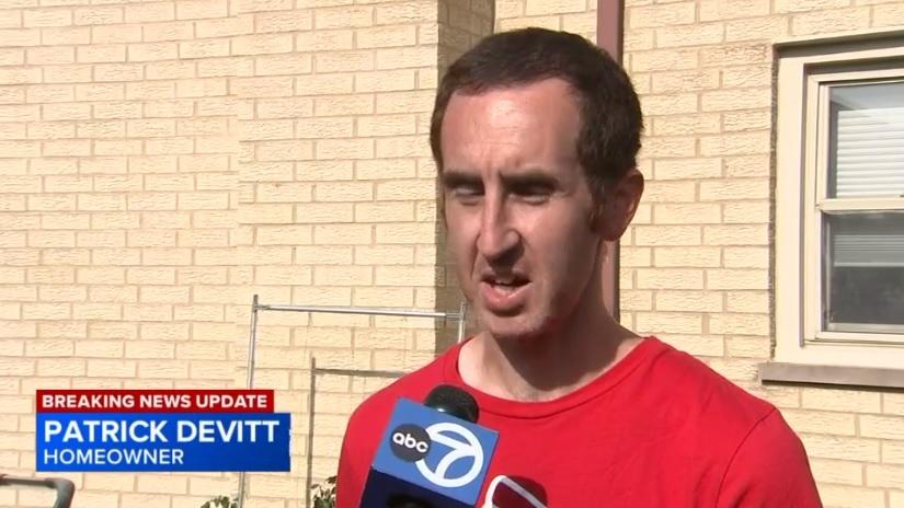 美國聯合航空客機逃生滑梯掉落到芝加哥民居後院,屋主德維特受訪。(互聯網)