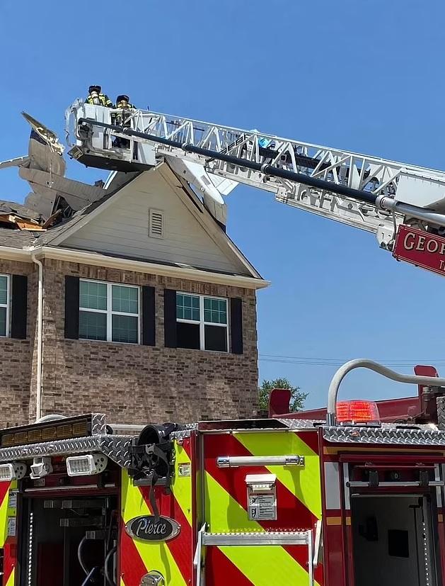 小型飛機在民房屋頂墜毀,機身變成廢鐵。(互聯網)