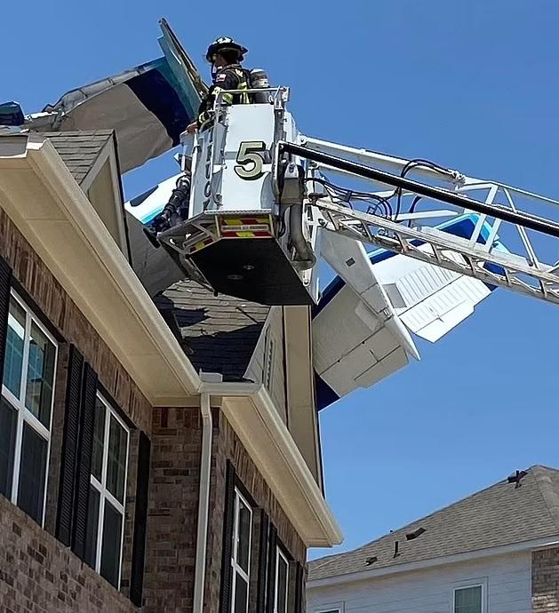 小型飛機在民房屋頂墜毀,機身變成廢鐵。(互聯網)