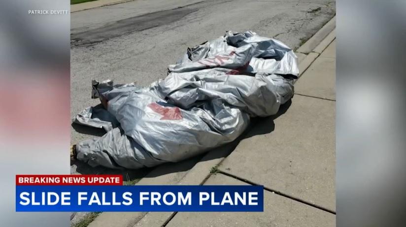 美國聯合航空客機逃生滑梯掉落到芝加哥民居後院。(互聯網)