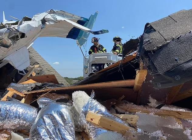 小型飛機在民房屋頂墜毀,機身變成廢鐵。(互聯網)