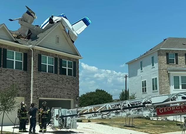 小型飛機在民房屋頂墜毀,機身變成廢鐵。(互聯網)