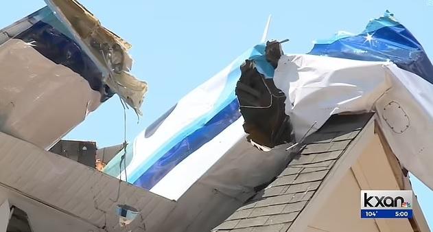 小型飛機在民房屋頂墜毀,機身變成廢鐵。(互聯網)