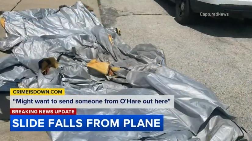 美國聯合航空客機逃生滑梯掉落到芝加哥民居後院。(互聯網)