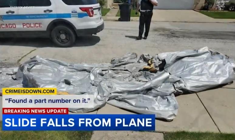 美國聯合航空客機逃生滑梯掉落到芝加哥民居後院。(互聯網)