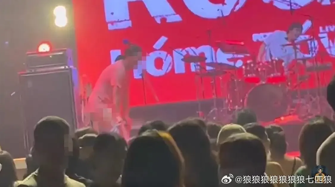 河北一樂隊表演中成員突然當眾脫褲。(圖/翻攝微博)