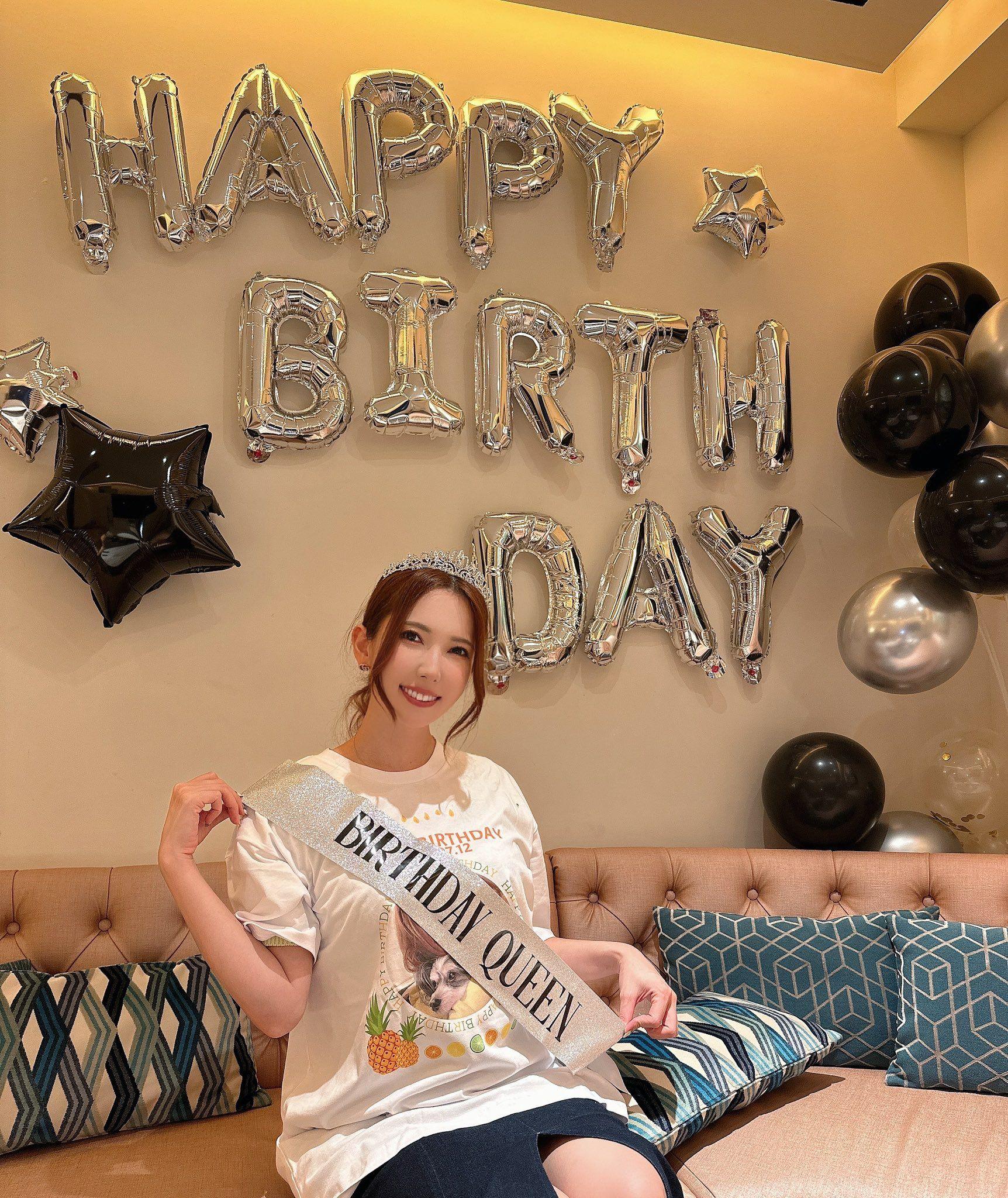 波多野結衣戴上王冠,又自爆飲到宿醉。