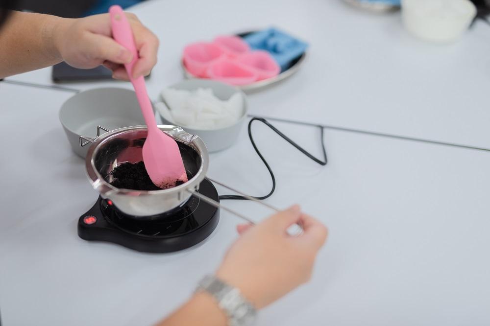 製作咖啡渣肥皂。