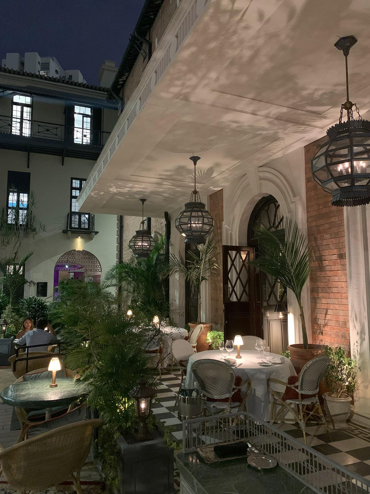 百年英倫建築在沉實中見優美,很適合變成餐廳。