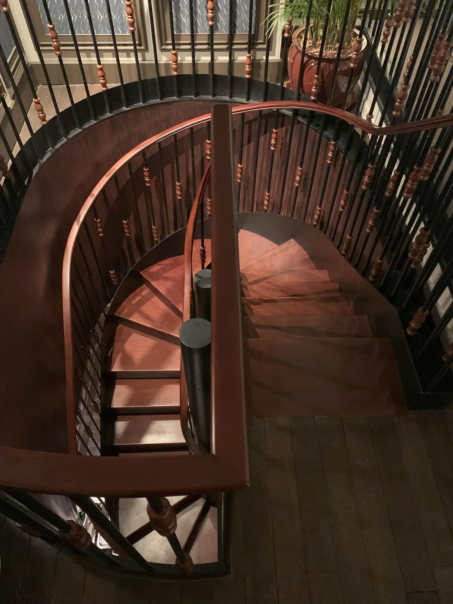 百年英倫建築在沉實中見優美,很適合變成餐廳。