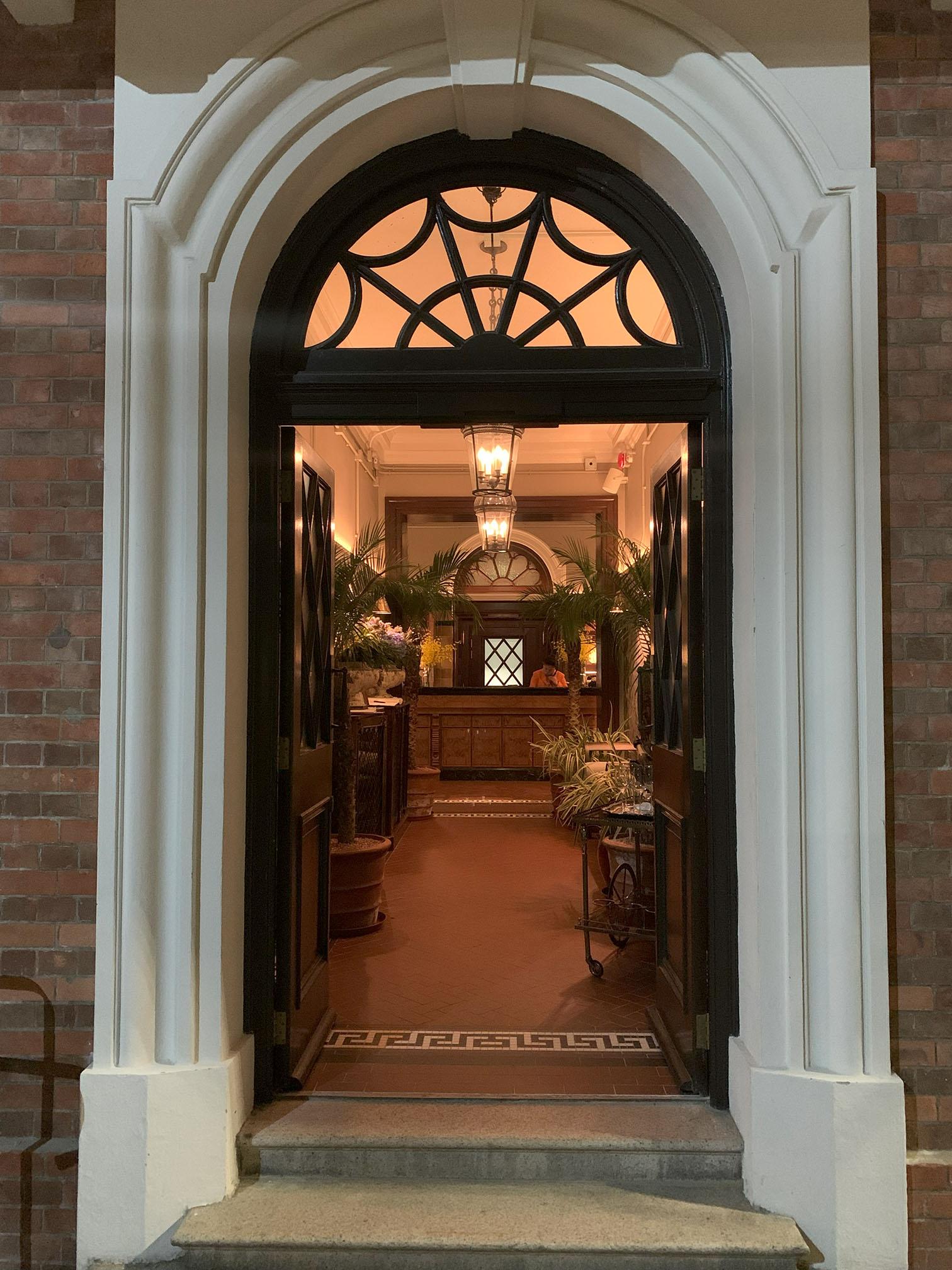 百年英倫建築在沉實中見優美,很適合變成餐廳。