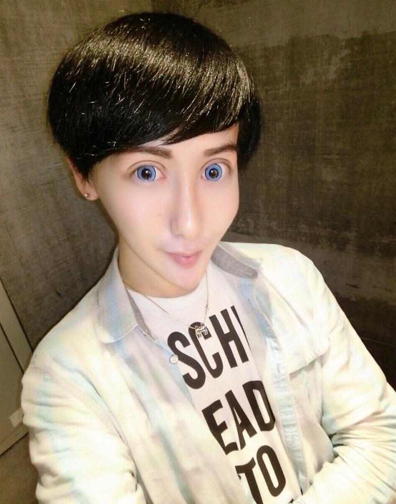 有「蛇精男」之稱的大陸網紅劉梓晨,於2015年至2017年爆紅網絡。