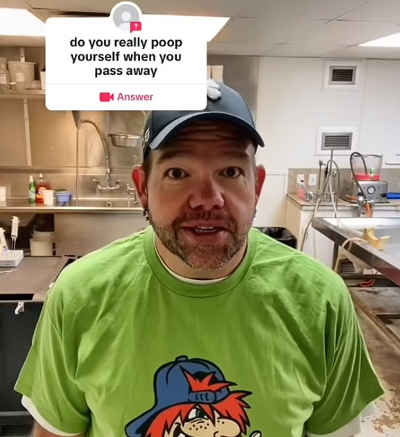 他又解答為何有人會在臨死時失禁。(互聯網)