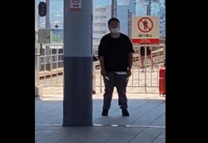 關西機場列車斬人案|疑犯在月台與警員對峙。(互聯網)