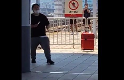 關西機場列車斬人案|疑犯在月台與警員對峙。(互聯網)
