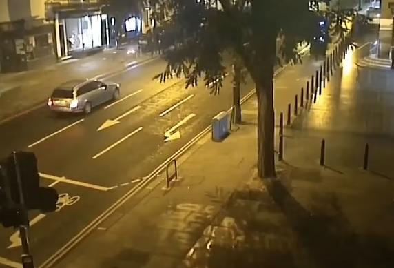 英國治安|閉路電視拍到涉案汽車。(互聯網)