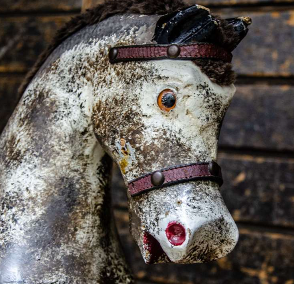 這隻搖搖木馬的原主人是一位靈媒。(互聯網)