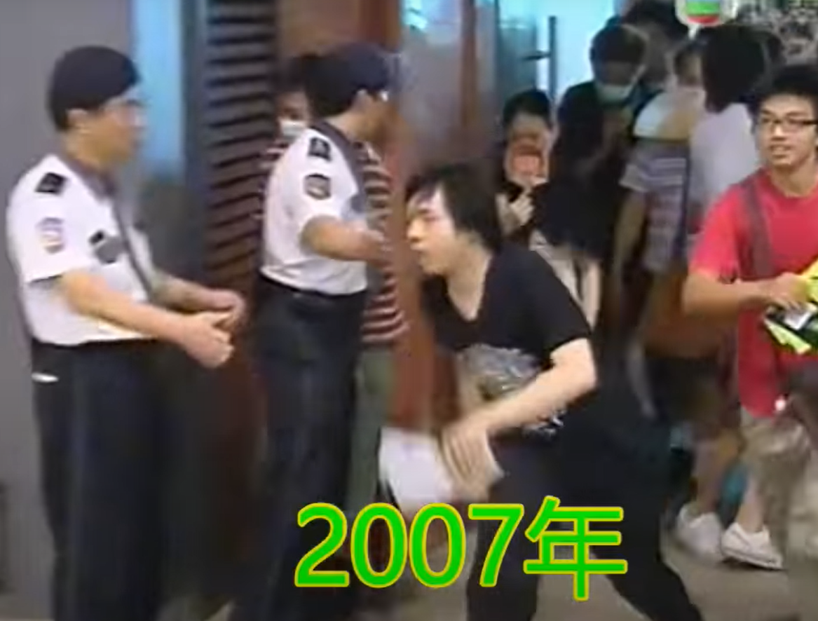 2007年的動漫節上,連續三年排在第一位莫先生衝入場。(網上截圖)