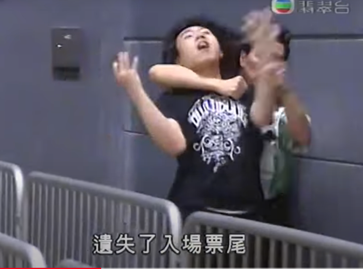 2007年的動漫節上,莫先生一度因遺失門票而被保安箍頸要求離場。(網上截圖)