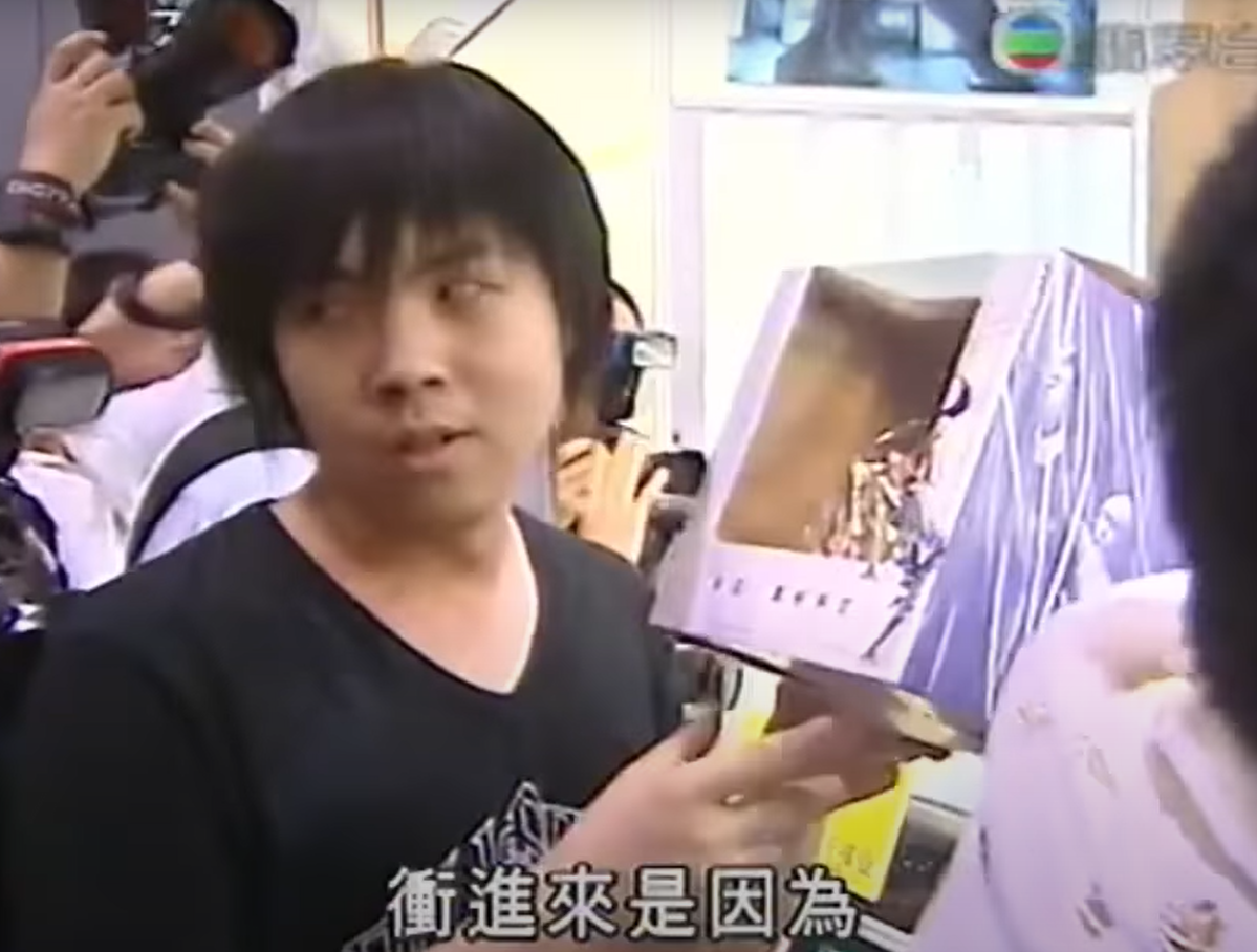 2007年的動漫節上,莫先生被出版社安排下重新入場並買得心儀物品。(網上截圖)