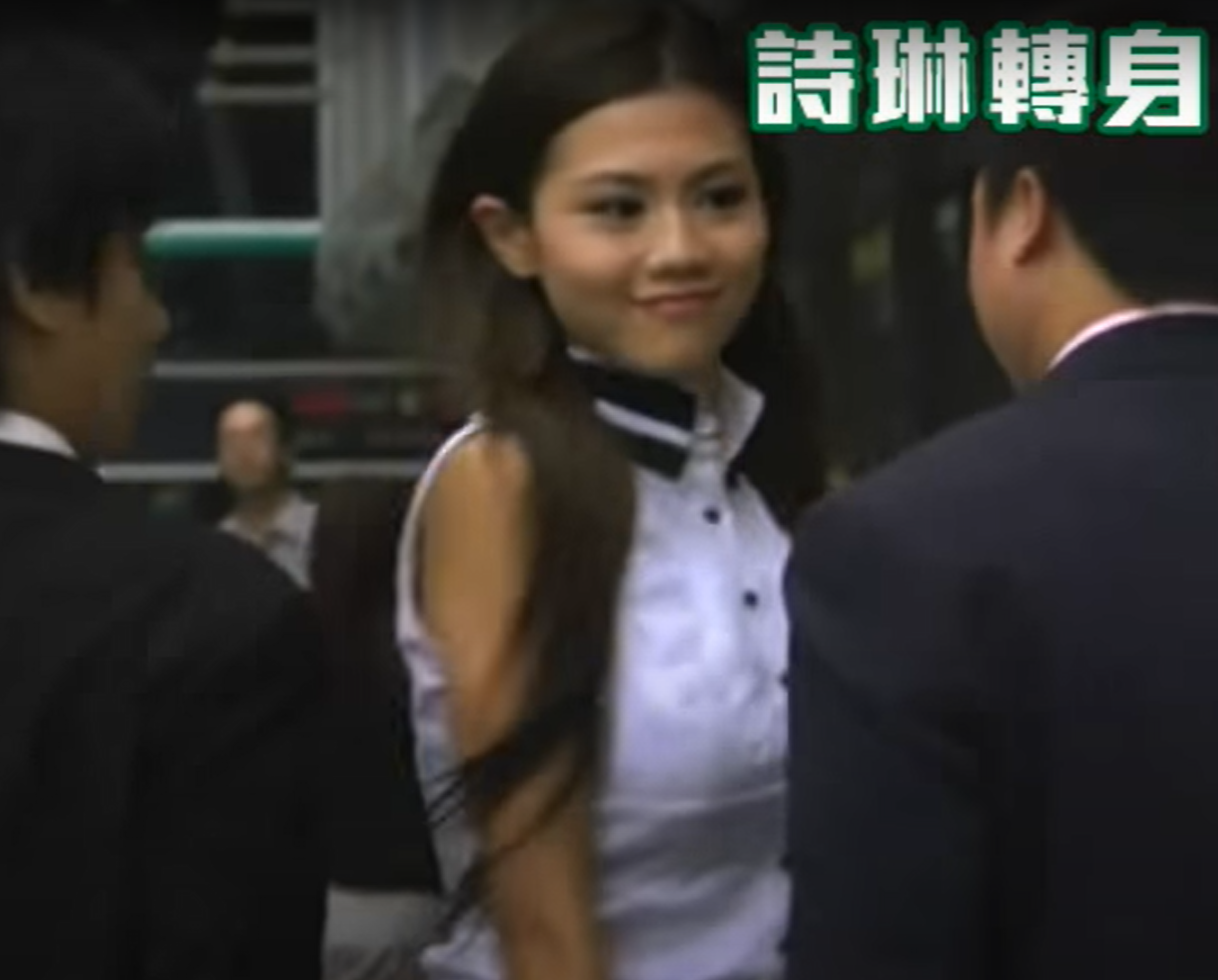 周秀娜曾在詩琳美容 SlimBeauty 2009 電視廣告中使出反智轉身