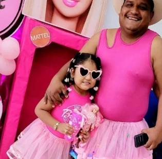 Hernández日前穿上粉紅色的連身衣和芭蕾裙,帶著女兒去看《Barbie芭比》電影。(互聯網)