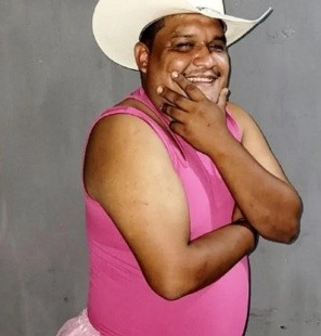 Hernández日前穿上粉紅色的連身衣和芭蕾裙,帶著女兒去看《Barbie芭比》電影。(互聯網)