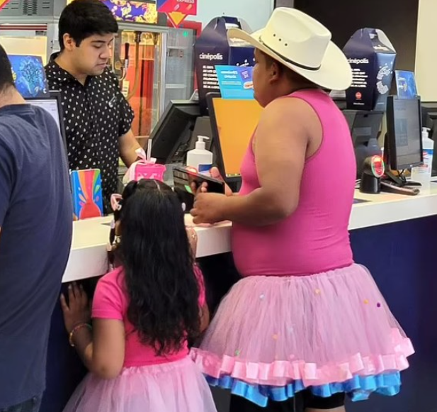 Hernández日前穿上粉紅色的連身衣和芭蕾裙,帶著女兒去看《Barbie芭比》電影。(互聯網)