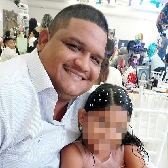 Hernández日前穿上粉紅色的連身衣和芭蕾裙,帶著女兒去看《Barbie芭比》電影。(互聯網)