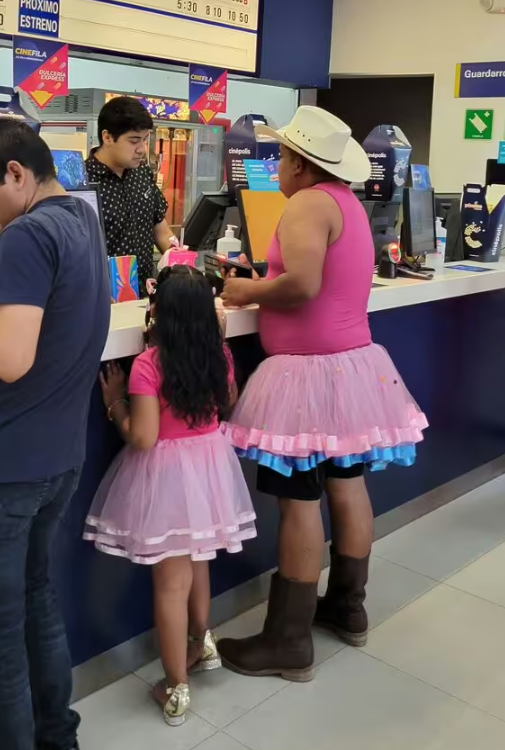 Hernández日前穿上粉紅色的連身衣和芭蕾裙,帶著女兒去看《Barbie芭比》電影。(互聯網)