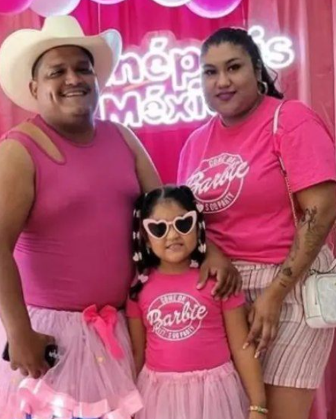 Hernández日前穿上粉紅色的連身衣和芭蕾裙,帶著女兒去看《Barbie芭比》電影。(互聯網)
