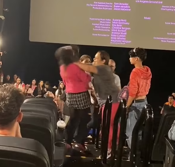 野蠻祖母將粉紅褸師奶推飛。(互聯網)