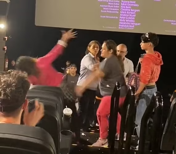 野蠻祖母將粉紅褸師奶推飛。(互聯網)