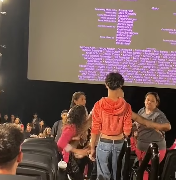 男子作「和事佬」阻止粉紅褸師奶還擊。(互聯網)