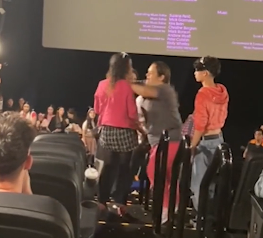 野蠻祖母奮力一推粉紅褸師奶。(互聯網)