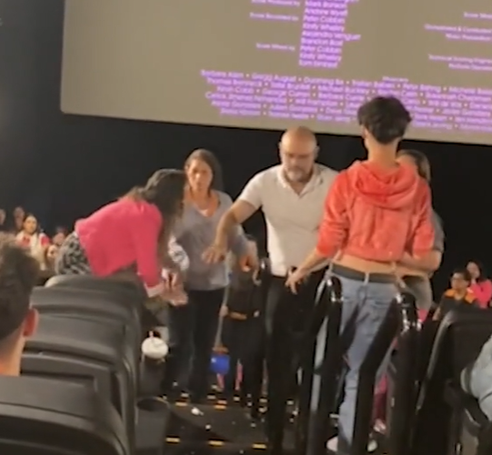 粉紅褸師奶脫鞋。(互聯網)