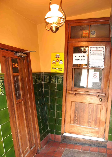 The Crooked House外面古怪,裡面更古怪。(互聯網)