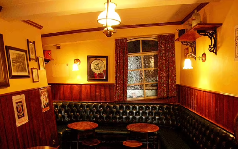 The Crooked House外面古怪,裡面更古怪。(互聯網)