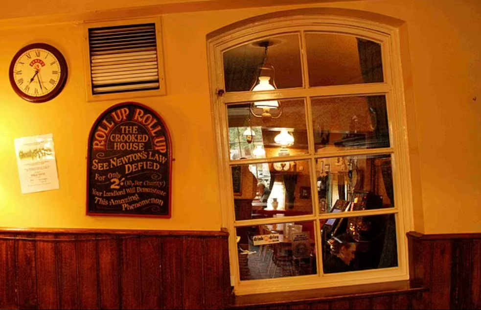 The Crooked House外面古怪,裡面更古怪。(互聯網)