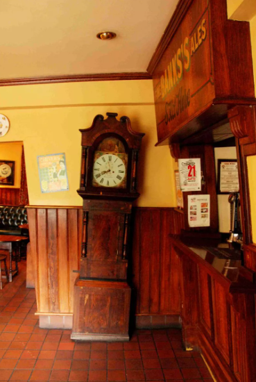 The Crooked House外面古怪,裡面更古怪。(互聯網)